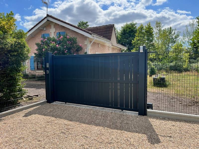 Installation de portails battant 3m par un artisan à Bouliac