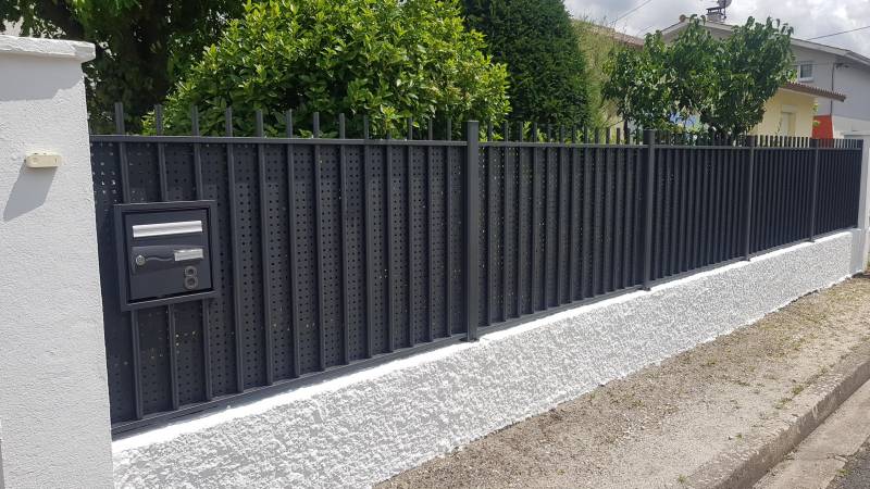 Quels sont les avantages d'une clôture en aluminium imitation fer forgé vers Créon 33 ?