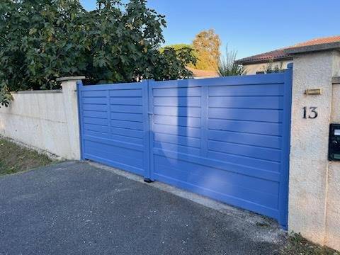 Fourniture et pose d'un portail bleu en aluminium non motorisé Saint Loubès 33