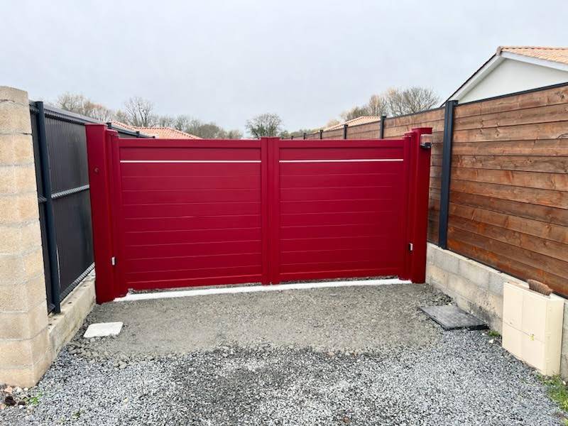 Installation d'un portail battant motorisé en alu de couleur rouge CADIOU vers Saint André de Cubzac 33