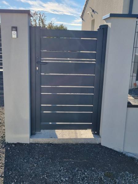 Devis pose de portillon de jardin en aluminium gris anthracite à côté de Bassens 33
