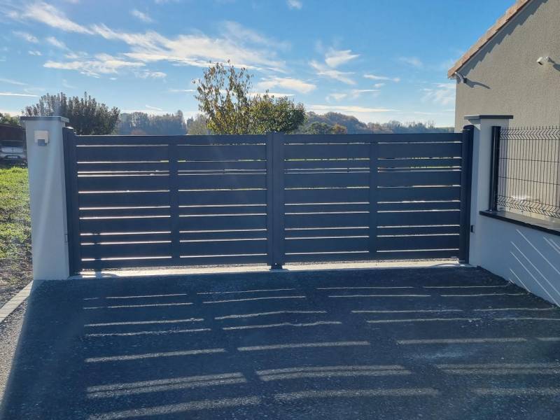 Pourquoi choisir la pose d'un portail motorisé en aluminium ajouré vers Tresses 33 ?