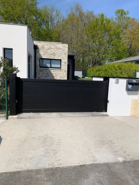 Installation portail coulissant noir en aluminium pour une maison contemporaine Saint Loubès 33