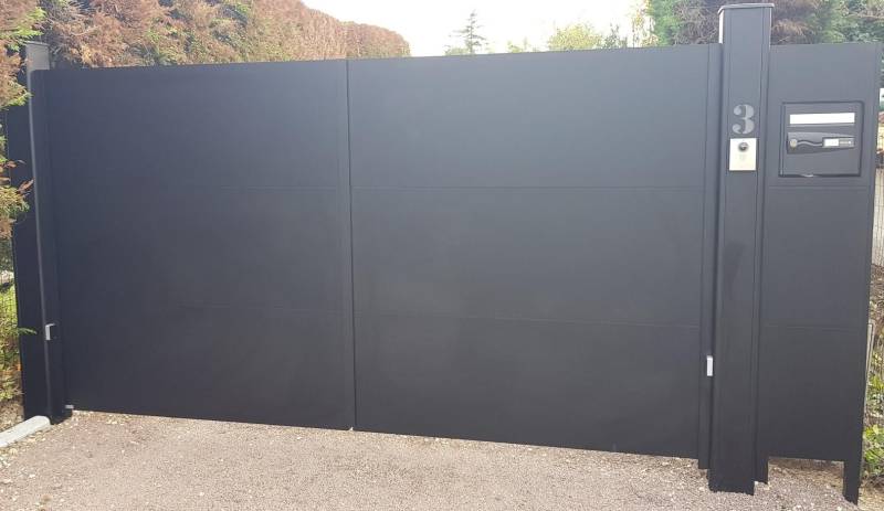 Installation portail battant motorisé en alu noir KLAVEL avec sonnette sans fil à Yvrac en Gironde