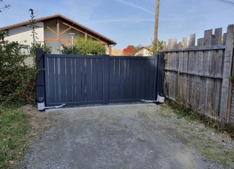 Vente et installation d'un portail coulissant gris anthracite CÉLINA par une entreprise spécialisée sur Saint Loubès