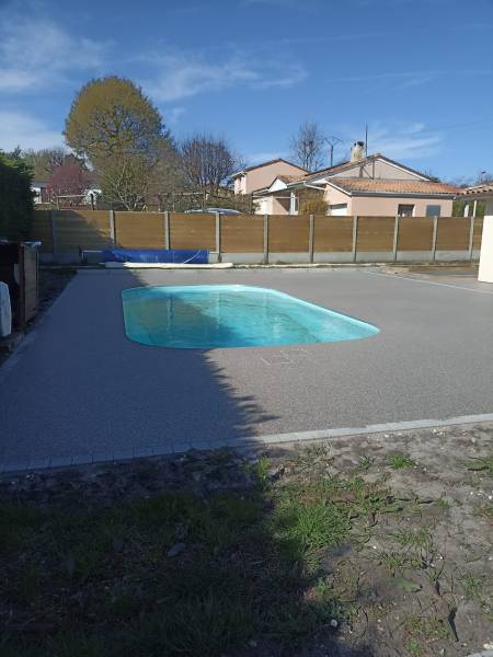 APRES - Application de résine drainante autour d'une piscine proche de Beychac-et-Caillau
