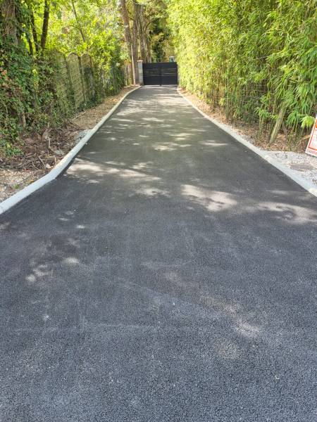 Allée en enrobé de bitume goudronnée carrossable Tresses