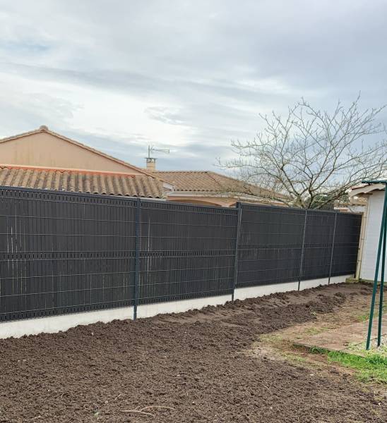 Réalisation d'une clôture panneaux rigides gris anthracite avec occultants PVC dans le Fronsadais