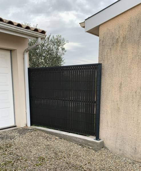 Installation d'un panneau grillage rigide avec lames composite occultantes près d'Izon