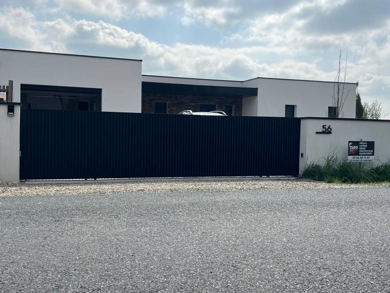 Pose d'un portail sur mesure coulissant en aluminium de couleur noir motorisé sur Bassens