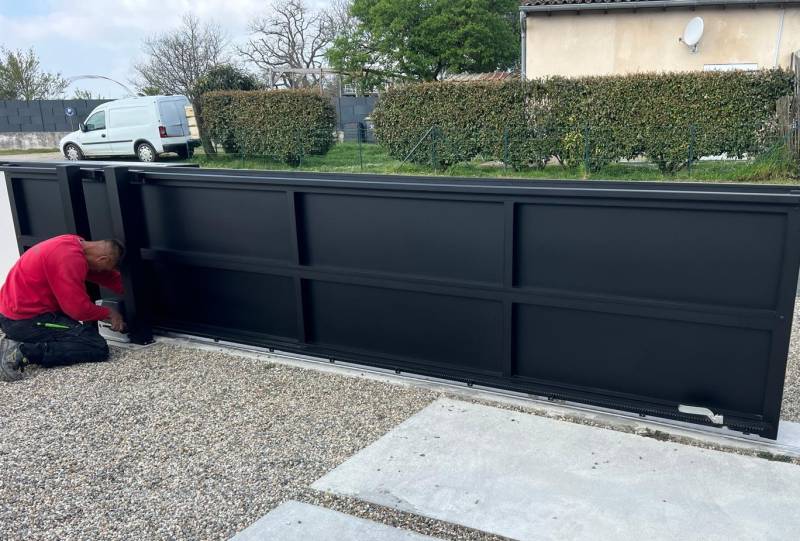 Création d'un portail sur mesure coulissant en alu de couleur noir automatique sur Bassens