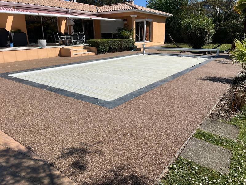 Pose d'une résine drainante autour d'une piscine sur Izon