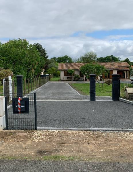 Réalisation bicouche sur un parking privé sur la commune d'Izon