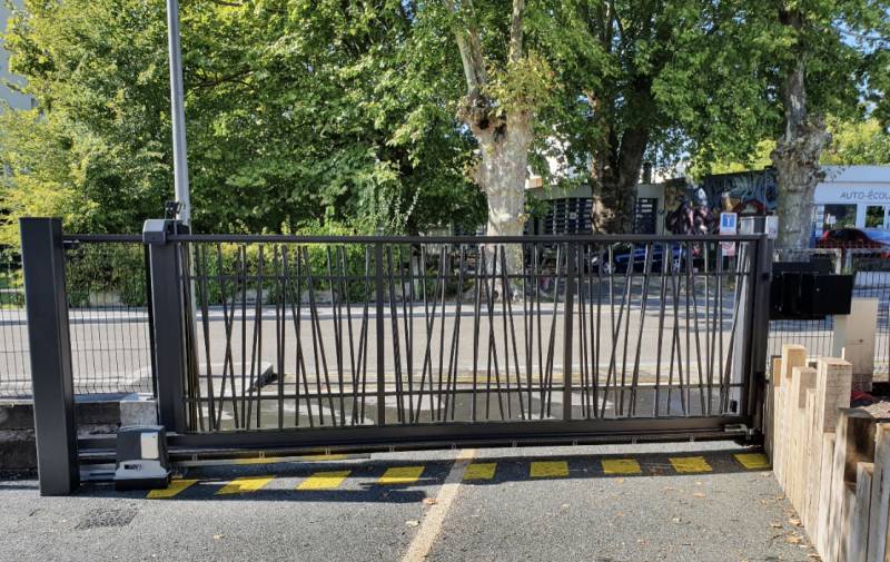 Devis pour la vente et la pose d'un portail motorisé DUNE en aluminium design pour un cabinet médical à Mérignac près de Villenave d'Ornon