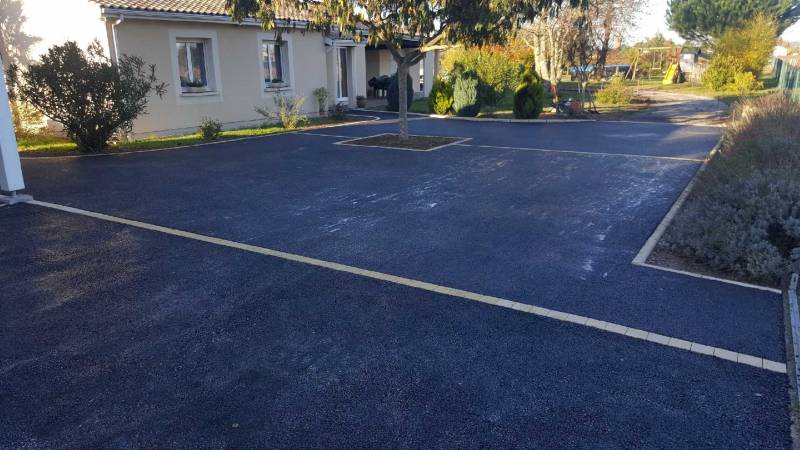 aménagement d'une cour de jardin en enrobé à chaud sur la commune de Libourne prés de Vayres