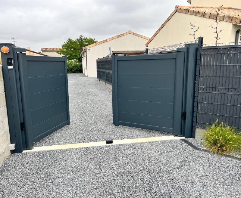 Aménagement extérieur avec un portail automatique moteurs invisibles sur la commune de Créon en Gironde