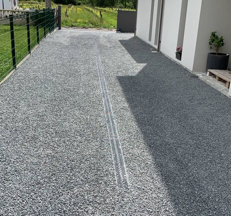 Gravillonnage diorite avec canniveaux