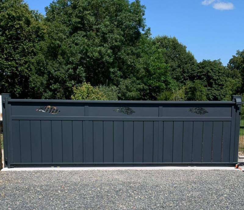 Portail sérigraphié découpe laser motif plume Pompignac