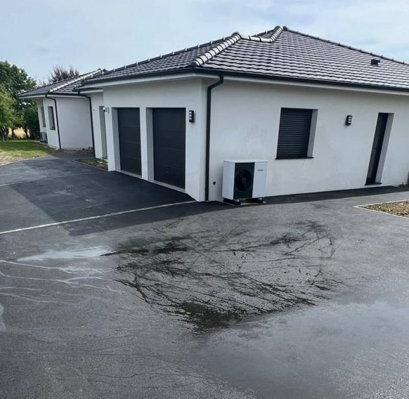 Création enrobé à chaud pour une zone de stationnement 33560