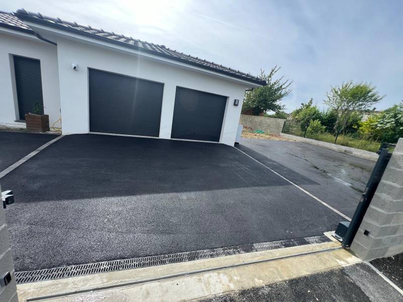 Application d'un enrobé noir à chaud pour un devant de maison chez un client sur Sainte Eulalie