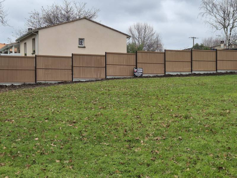 Clôture grillage panneaux rigide en pente anthracite avec occultants imitation bois composite Beychac et Caillau