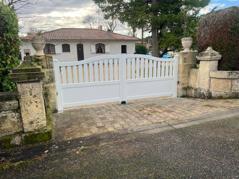 Portail aluminium battant motorisé blanc rénovation classique près de chez moi 33450