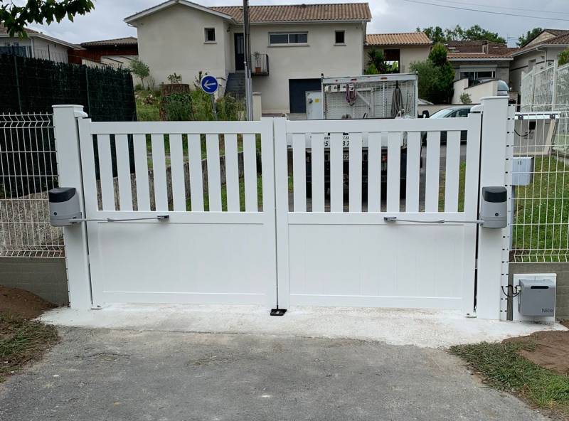 Izon portail battant aluminium blanc solaire ajouré sur mesure garanti 15 ans