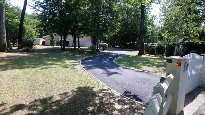 application d'un enrobé facile à nettoyer pour la création d'une allée dans une maison sur Carignan de Bordeaux prés de Fargues Saint Hilaire