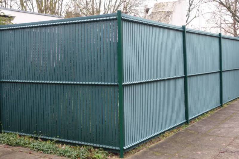 Quels sont les avantages d'une clôture en panneaux rigides avec kit occultant PVC vers Créon 33 ?